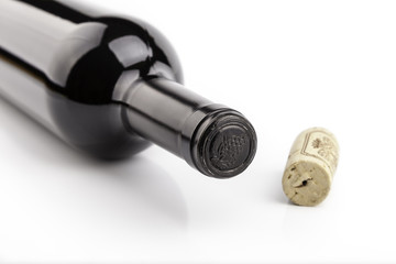 botella de vino tinto tumbada, sobre fondo blanco © lmartin.es