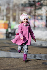 Fototapeta premium Young girl running at walkway