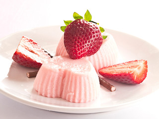 Erdbeerpudding garniert mit frischen Erdbeeren.