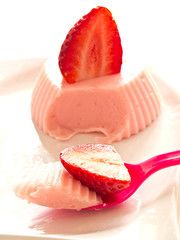 Erdbeerpudding garniert mit frischen Erdbeeren.