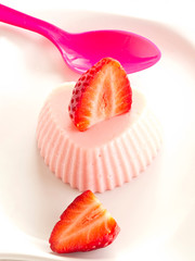 Erdbeerpudding garniert mit frischen Erdbeeren.