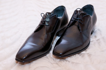 groom shoes