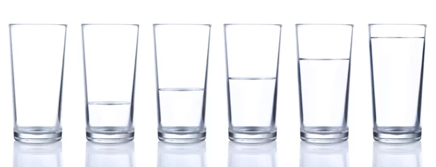 Photo sur Plexiglas Eau Six glasses with different levels of water
