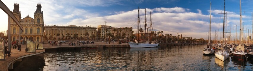 Fototapeta na wymiar Widok na deptaku w pobliżu portu jachtowego w Barcelonie