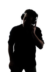 Fototapeta na wymiar Mężczyzna w sylwetce słuchania słuchawki