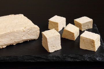 Tofu natural cortado en cubos