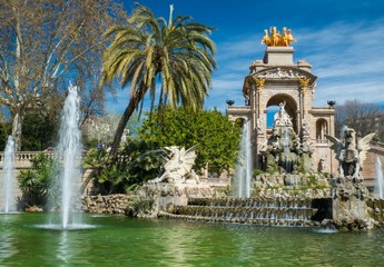 Fototapeta na wymiar Fontanna w Parc de la Ciutadella w Barcelonie