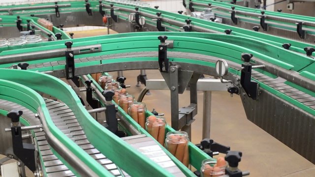 Lebensmittelindustrie Fliessband // Industrial food production