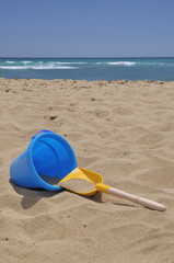 Fototapeta na wymiar Zabawki na piaszczystej plaży