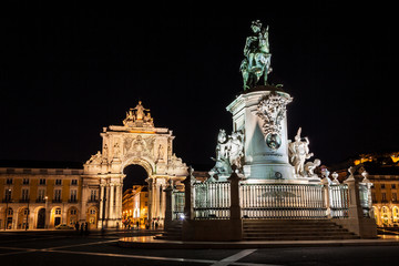 Fototapeta na wymiar Król Jose I i Rue Augusta arch w nocy, Lizbona