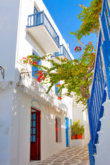 Grecja, widok wąskiej uliczki w stolicy Mykonos - obrazy, fototapety, plakaty