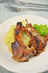 Lammkotelett mit Erbsenbrei und Kartoffeln