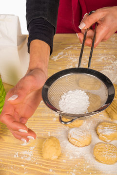 Icing sugar on cookies