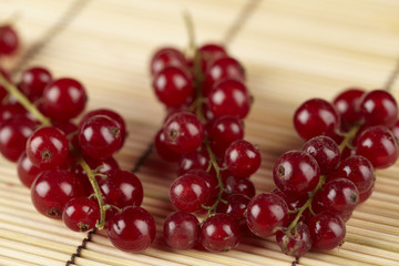 Johannisbeeren auf einer Strohmatte