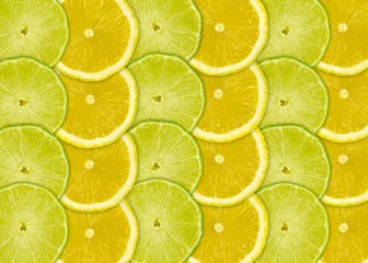 Poster Im Rahmen Abstrakter Hintergrund mit Zitrusfrüchten Zitronen- und Limettenscheiben © macrowildlife