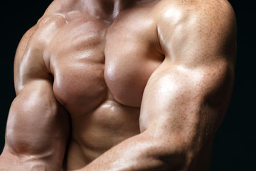 Fototapeta na wymiar Przycięte zdjęcie mężczyzny mięśni stwarzających w studio
