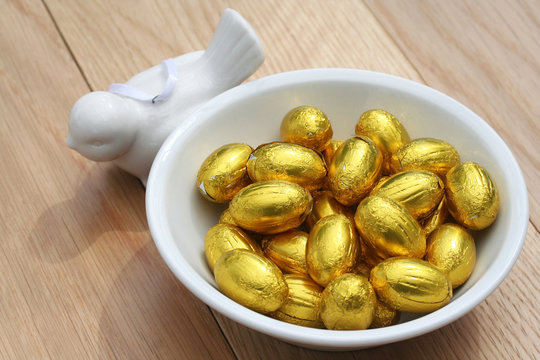 ciotola di ovetti di cioccolato_Pasqua