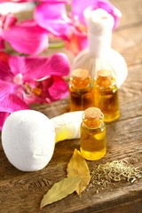 Orchidee mit Kräuterstempel und Massageöl