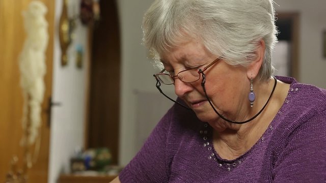 Seniorin telefoniert