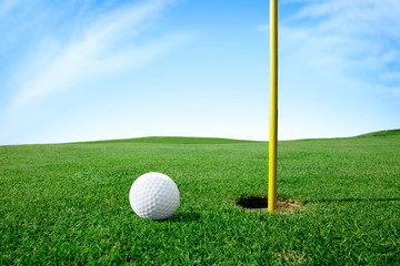 Obraz premium Golf ball next hole