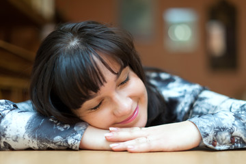Obraz na płótnie Canvas girl sleeps on table in interior
