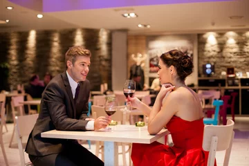 Crédence de cuisine en verre imprimé Restaurant Romantic couple in restaurant