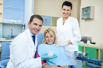 Obraz premium Dentist showing dental mold