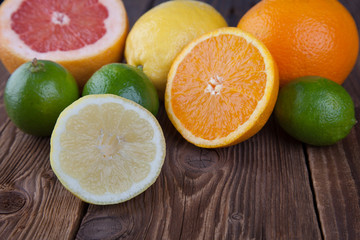 Fototapeta na wymiar Zitrone mit Frucht-Mix auf Holz I