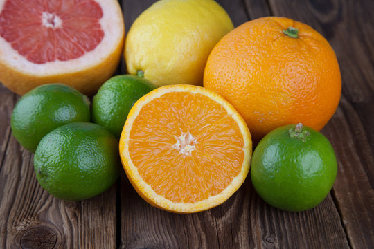 Orange mit Frucht-Mix auf Holz III