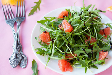 salad with arugula and grapefruit slices