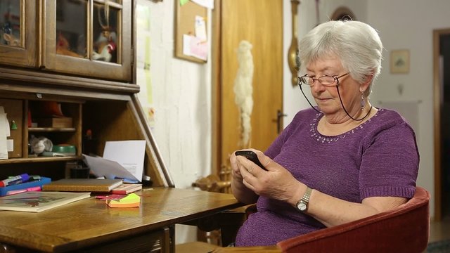Seniorin benutzt ein Smartphone