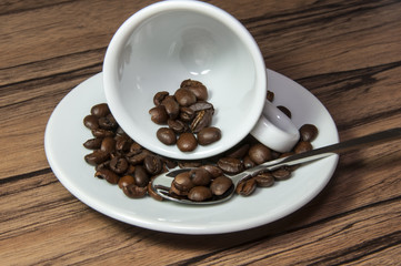 Espressotasse mit Kaffeebohnen und Löffel