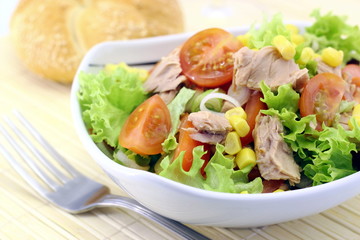 Vegetable salad with tuna