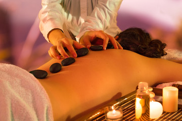 massage with black stones and oil