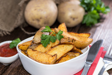 Potato Wedges with Parsley and Sauce