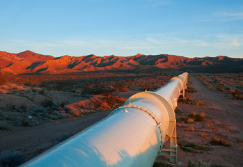 Pipeline in the Mojave Desert, California. - 51212131