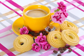 Fototapeta na wymiar Caffè e latte con girelle a primavera