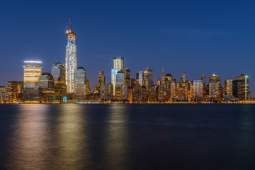 Fototapeta na wymiar Lower Manhattan skyline w nocy Nowym Jorku