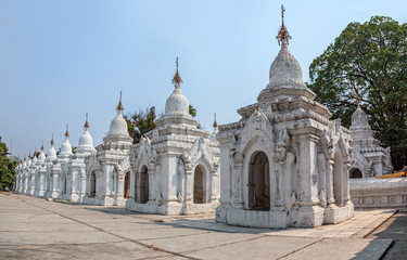 Fototapeta na wymiar Kuthodaw Pagoda