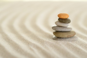 Spuren im Sand mit Steinpyramide