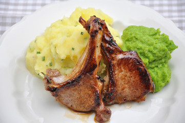 Lammkotelett mit Erbsenbrei und Kartoffeln