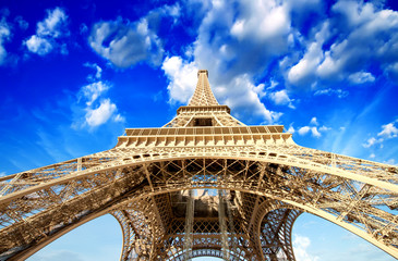 Fototapeta na wymiar Paris. Mocna struktura Magnificent Wieża Eiffla o zachodzie słońca