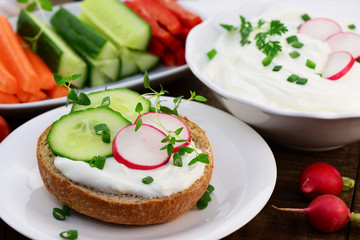 Brötchen mit Quark,Gurke und Radieschen
