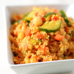 Coucous-Salat mit Gurke,Kichererbsen und Möhren