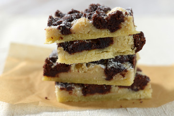 Ein Stapel Streuselkuchen