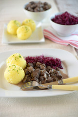 Sojagulasch mit Rotkohl und Klößen