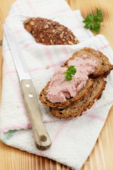 Vollkornbrot mit Leberwurst