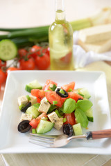Salat aus Oliven, Gurken, Tomaten und Tofu