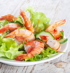 Green salad with shrimps