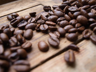 Kaffeebohnen auf Holzbrett